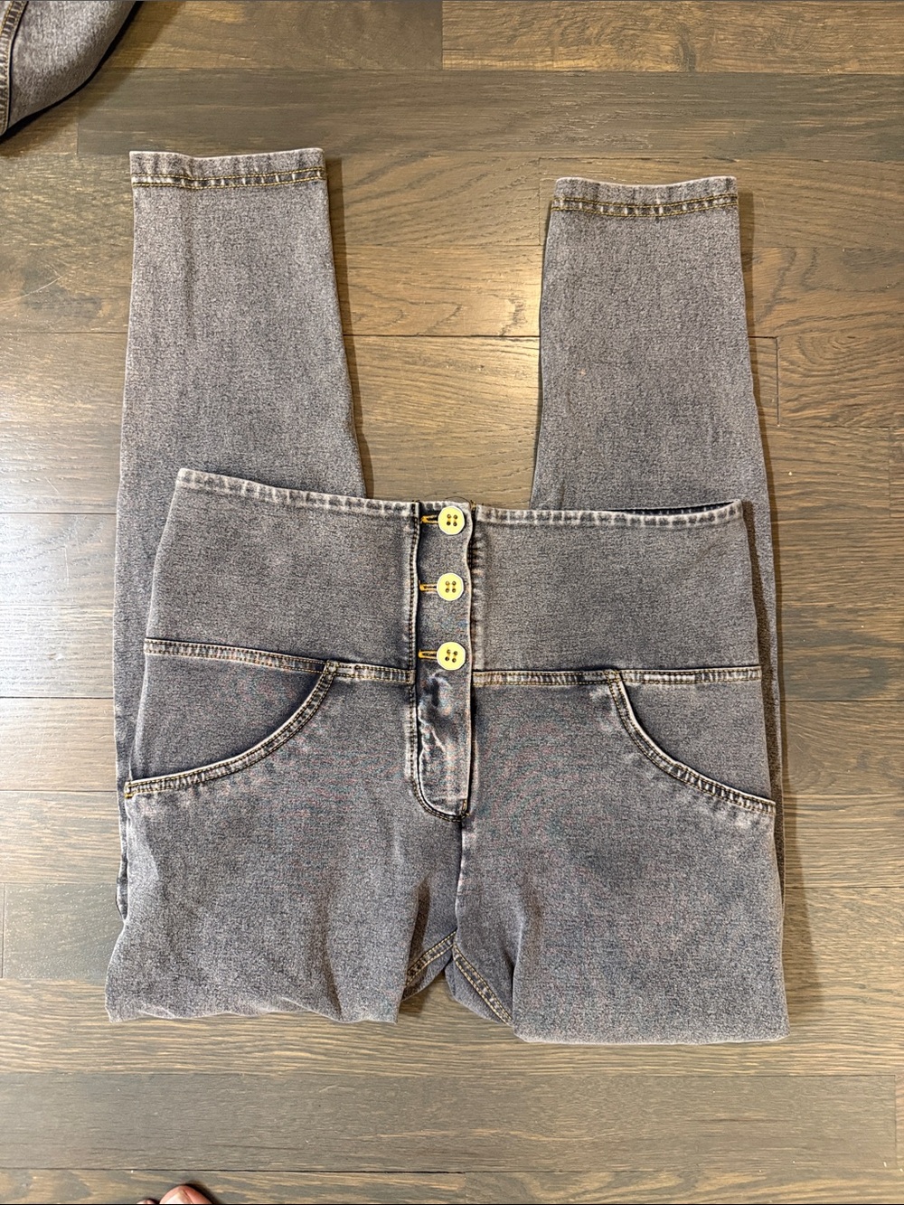 High-Waist Grey Women’s leggings with Button Front